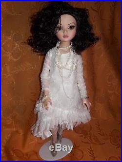 Beautiful Tonner ELLOWYNE WILDE 16 Fashion Doll & Great Outfit! 2006