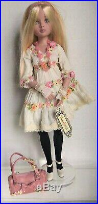 Ellowyne Wilde 16 PALE MEMORIES Doll in complete outfit, in wrong Box, Tonner
