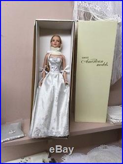 MIB-Tonner 22 American Model 2006 BASIC Blonde Dressed Doll In outfit