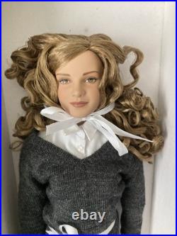 REVISED 2006 Tonner Harry Potter 17 Hermione Granger at Hogwarts T6-HPDD-02