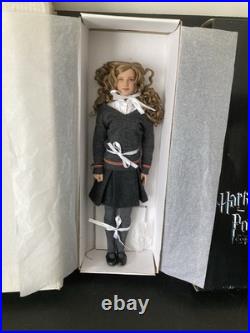 REVISED 2006 Tonner Harry Potter 17 Hermione Granger at Hogwarts T6-HPDD-02