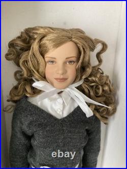 REVISED 2006 Tonner Harry Potter 17 Hermione Granger at Hogwarts T6-HPDD-02