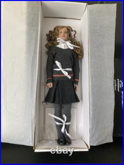 REVISED 2006 Tonner Harry Potter 17 Hermione Granger at Hogwarts T6-HPDD-02