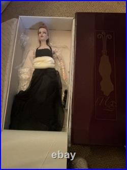 Robert Tonner Dark Embrace Sydney Chase Doll With Dress