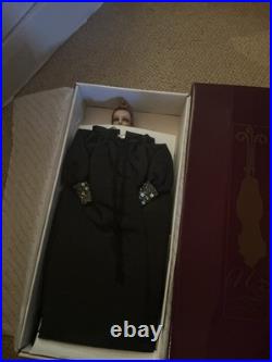 Robert Tonner Dark Embrace Sydney Chase Doll With Dress