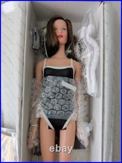 Robert Tonner Fashion Doll! Sleek Brown Hair! Style#20800! Prestine