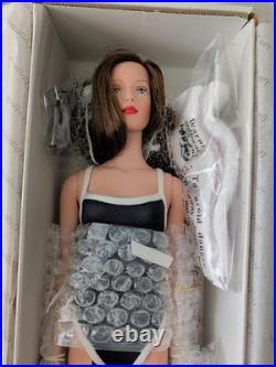 Robert Tonner Fashion Doll! Sleek Brown Hair! Style#20800! Prestine