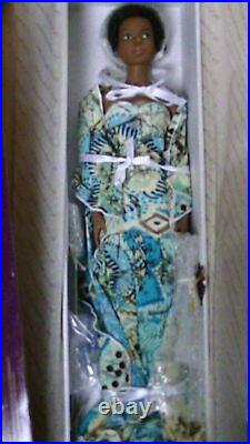 Robert Tonner Tyler Wentworth-Friends-Check This Out! Esme 16 Doll NIB