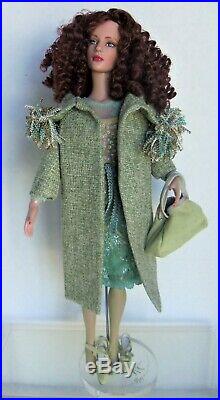 Tonner 16 CITY STYLE CHARLOTTE Outfit on WHEN IN ROME SYDNEY doll, Articulated
