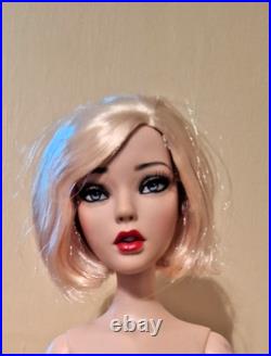 Tonner 16 Deja Vu repaint stand dressed