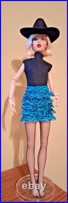 Tonner 16 Deja Vu repaint stand dressed