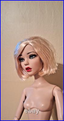 Tonner 16 Deja Vu repaint stand dressed