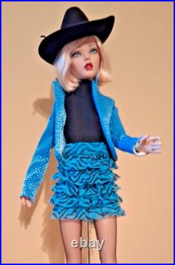 Tonner 16 Deja Vu repaint stand dressed