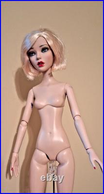 Tonner 16 Deja Vu repaint stand dressed