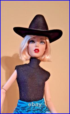 Tonner 16 Deja Vu repaint stand dressed