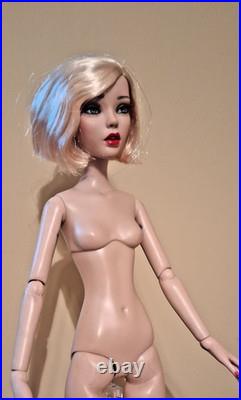 Tonner 16 Deja Vu repaint stand dressed