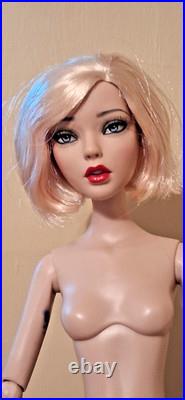 Tonner 16 Deja Vu repaint stand dressed