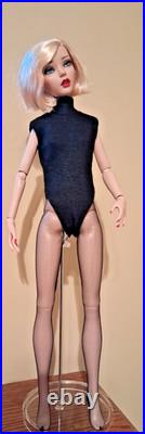 Tonner 16 Deja Vu repaint stand dressed