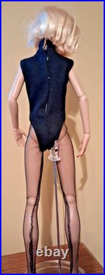 Tonner 16 Deja Vu repaint stand dressed