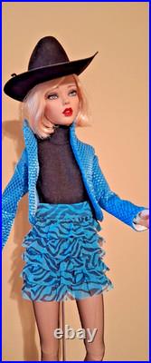 Tonner 16 Deja Vu repaint stand dressed