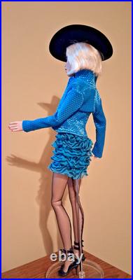 Tonner 16 Deja Vu repaint stand dressed