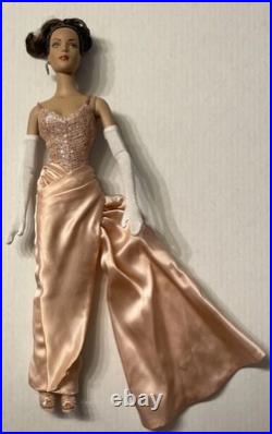 Tonner 2004 TYLER WENTWORTH PORTRAIT GLAMOUR 16 Fashion Doll TW9411 LE 1000 Tonner 2004 TYLER WENTWORTH PORTRAIT GLAMOUR 16 Fashion Doll TW9411 LE 1000