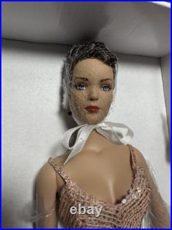 Tonner 2004 TYLER WENTWORTH PORTRAIT GLAMOUR 16 Fashion Doll TW9411 LE 1000 Tonner 2004 TYLER WENTWORTH PORTRAIT GLAMOUR 16 Fashion Doll TW9411 LE 1000