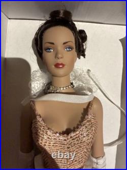 Tonner 2004 TYLER WENTWORTH PORTRAIT GLAMOUR 16 Fashion Doll TW9411 LE 1000 Tonner 2004 TYLER WENTWORTH PORTRAIT GLAMOUR 16 Fashion Doll TW9411 LE 1000