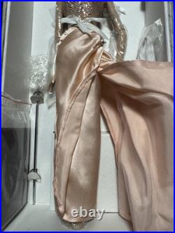 Tonner 2004 TYLER WENTWORTH PORTRAIT GLAMOUR 16 Fashion Doll TW9411 LE 1000 Tonner 2004 TYLER WENTWORTH PORTRAIT GLAMOUR 16 Fashion Doll TW9411 LE 1000