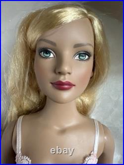 Tonner 2005 AMERICAN MODELS BASIC BLONDE MODEL 22 Dressed Fashion Doll with Stand