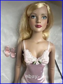 Tonner 2005 AMERICAN MODELS BASIC BLONDE MODEL 22 Dressed Fashion Doll with Stand