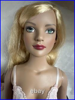 Tonner 2005 AMERICAN MODELS BASIC BLONDE MODEL 22 Dressed Fashion Doll with Stand