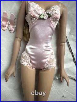 Tonner 2005 AMERICAN MODELS BASIC BLONDE MODEL 22 Dressed Fashion Doll with Stand