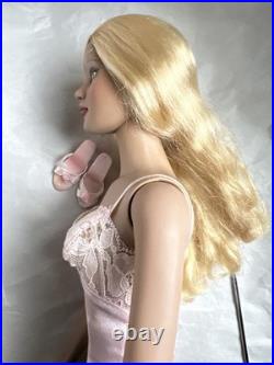 Tonner 2005 AMERICAN MODELS BASIC BLONDE MODEL 22 Dressed Fashion Doll with Stand