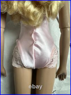 Tonner 2005 AMERICAN MODELS BASIC BLONDE MODEL 22 Dressed Fashion Doll with Stand