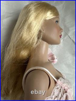 Tonner 2005 AMERICAN MODELS BASIC BLONDE MODEL 22 Dressed Fashion Doll with Stand