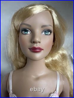 Tonner 2005 AMERICAN MODELS BASIC BLONDE MODEL 22 Dressed Fashion Doll with Stand