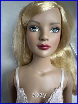 Tonner 2005 AMERICAN MODELS BASIC BLONDE MODEL 22 Dressed Fashion Doll with Stand