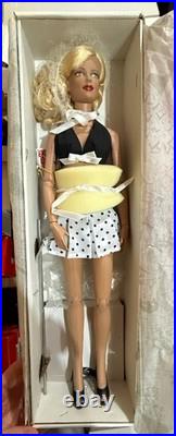 Tonner 2006 Mirror Mirror Brenda Starr 16 Doll with Stand Blonde
