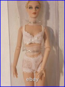 Tonner, 2010 Ultra Basic Blonde 13 Revlon fashion doll NRFB