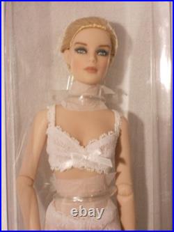 Tonner, 2010 Ultra Basic Blonde 13 Revlon fashion doll NRFB