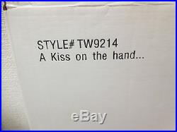 Tonner A KISS ON THE HAND CONVENTION OUTFIT w JEWELERY shoes GLOVES COA-nrfb