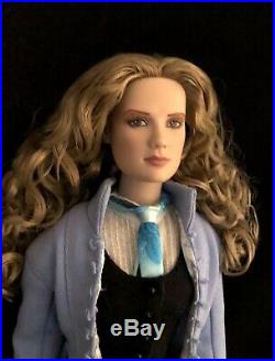 Tonner Alice in Wonderland Voyager Alice, Impressive tailoring on outfit