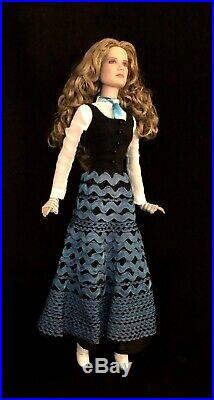 Tonner Alice in Wonderland Voyager Alice, Impressive tailoring on outfit