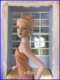 Tonner Antoinette Dramatic 16 Fashion Doll Nude + Outfit. Great