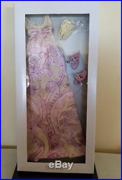 Tonner Antoinette, The Romantic outfit gown complete. Fits thin 16 thin d