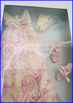 Tonner Antoinette, The Romantic outfit gown complete. Fits thin 16 thin d