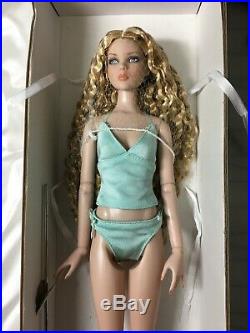 Tonner Cami Basic, Blonde Crimped Hair, 16 2010 + Precarious Decadence Outfit