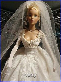 Tonner Doll 2006 STUNNING DOLL IN BRIDE OUTFIT & EXTRA BLUE DRESS