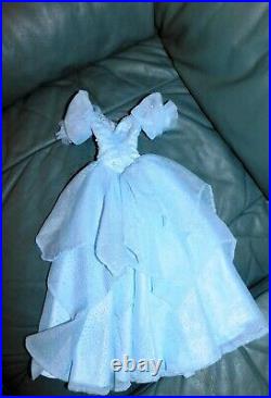 Tonner Doll 2006 STUNNING DOLL IN BRIDE OUTFIT & EXTRA BLUE DRESS